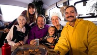 Berasal dari Swedia, Greta sering menghabiskan waktu bersama keluarga hingga kerabat terdekat. Ini posenya saat bersantai bersama keluarga, sambil menikmati cookies hangat yang baru saja keluar dari oven. Foto: Instagram @gretathunberg