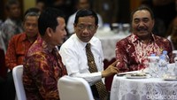 Menurut Mahfud, Presiden Jokowi telah memberikan perhatian kepada korban. Namun karena kesibukan, Mahfud meminta LPSK dan sejumlah tamu yang hadir memaklumi kegiatan Jokowi yang sibuk.