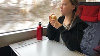 Naik kereta ke Denmark, Greta yang paling suka dengan segala jenis roti, memilik roti sebagai menu makan siangnya di sana. Lengkap dengan botol minum merah kesayangannya. Foto: Instagram @gretathunberg