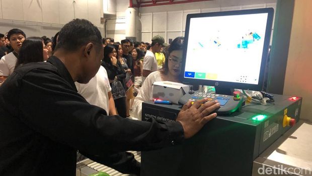 Pemeriksaan pengunjung di pintu masuk area DWP 2019. (Foto: Dok. detikcom)