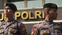 Sementara itu, anggota kepolisian tampak mengamankan aksi demo kali ini.