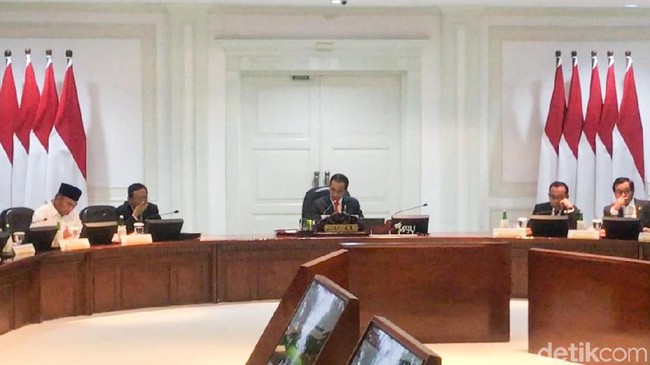 Jokowi Jengkel Neraca Dagang Tekor, Tol Japek Layang Bergelombang