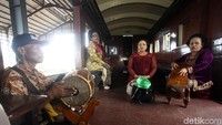 Kereta Sepur Kluthuk Jaladara hanya melayani sistem carter seharga Rp 3,5 juta untuk satu kali perjalanan pulang pergi.