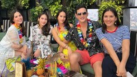 Ditemani Mike Lewis, Pevita Pearce, dan Hannah Al Rashid, Ida hadiri pesta bernuansa tropis. Lihat saja tuh ada nanas-nanas segar di hadapan mereka. Foto: Instagram idarhijnsburger