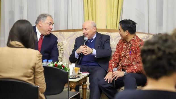 Duta Besar Vladimir Plotnikov dan Mikhail Kuritsyn dalam dialog tentang Indonesia di Wisma Duta KBRI Moskow