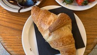 Kala di London, Ida menikmati beragam makanan enak. Ada hot chocolate, croissant, dan banyak strawberry segar di hadapannya. Foto: Instagram idarhijnsburger