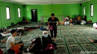 Sementara itu, pasca eksekusi lahan yang dilakukan Pemkot Bandung, sebagian warga yang masih menolak adanya pembangunan memilih tinggal di Masjid Al-Islam yang tidak jauh dari lokasi.