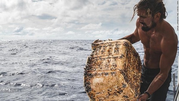Great Pacific Garbage Patch dibatasi oleh gelombang besar. Itu merupakan arus samudera berputar yang menarik sampah ke arah pusat dan menjebaknya di sana, menciptakan pusaran sampah (Foto: CNN) Great Pacific Garbage Patch dibatasi oleh gelombang besar. Itu merupakan arus samudera berputar yang menarik sampah ke arah pusat dan menjebaknya di sana, menciptakan pusaran sampah (Foto: CNN)