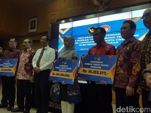Mahfud Md dan LPSK Serahkan Bantuan ke Korban Terorisme Lamongan dan Cirebon