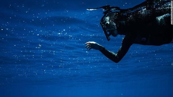 Saat air berombak mikroplastik tidak terlihat dari permukaan tapi didorong semakin ke bawah hingga kedalaman 5 meter. Dari sudut pandang perenang, itu seperti menatap langit yang sedang hujan bersalju, katanya (Foto: CNN) Saat air berombak mikroplastik tidak terlihat dari permukaan tapi didorong semakin ke bawah hingga kedalaman 5 meter. Dari sudut pandang perenang, itu seperti menatap langit yang sedang hujan bersalju, katanya (Foto: CNN)