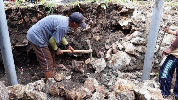 Warga membongkar talud di Dusun Kepek, Wonosari, Gunungkidul  karena diduga sebagai sarang kobra