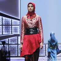 Fashion show Dian Pelangi memperagakan busana muslim dari songket Riau dengan tema Beauty In Diversity di Indonesia Sharia Economic Festival [ISEF] 2019, Jakarta Convention Center, Jakarta. Kamis [14/11/20109]. Foto: Mohammad Abduh/Wolipop