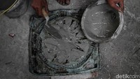 Patung tersebut dibuat dari bahan dasar pasir dan semen.