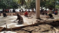Saat ini pengerjaan proyek penataan pantai terus digenjot. 