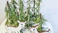 Lucunya rusa yang menjadi topping kue Natal satu ini. Lengkap dengan hiasan dedaunan, kue ini sangat pas untuk perayaan Natal Anda. Foto: Instagram @cakebycourtney