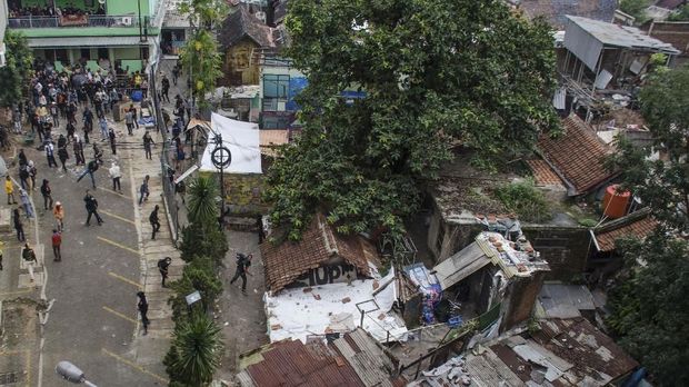 Warga solidaritas Tamansari melakukan perlawanan saat petugas saat melakukan pengosongan lahan di Tamansari, Bandung, Jawa Barat, Kamis (12/12).