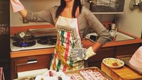 Maayan Zilberman adalah seniman yang menjadikan dapurnya sebagai ruang kerja. Wanita cantik ini kerap membuat karya seni dengan memanfaatkan permen dan gula karamel. Foto: instagram @maayn.zilberman