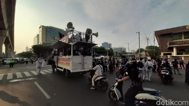 Massa demo bubar. 