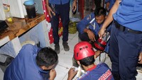 Ular ini ditemukan di dalam kardus pakaian di salah satu rumah, Jalan Lodaya, RT 49 RW 5, Kelurahan Nagri Kidul, Kabupaten Purwakarta, Jawa Barat. Kardus tersimpan di bagian dapur rumah. Pool/Diskar PB Kabupaten Purwakarta.