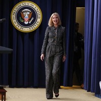 Busana dengan look setelan tersebut terdiri dari blazer motif houndstooth dengan kancing berbahan kristal serta celana panjang senada. Daily Mail mengabarkan, busana tersebut bernilai total US$ 4.000 atau sekitar Rp 56 juta. (Foto: Mark Wilson/Getty Images)