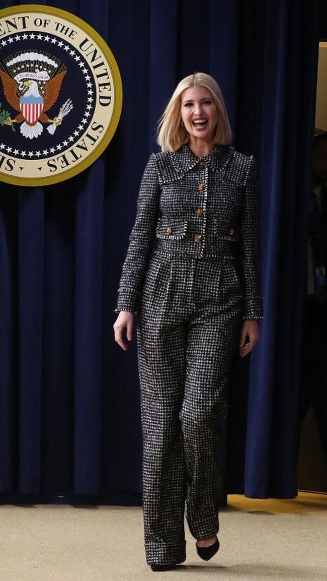Dengan wajah semringah, Ivanka melangkahkan kakinya menuju podium untuk berpidato. Ibu tiga anak ini turut menyempurnakan gayanya dengan sepasang pointed heels gelap. (Foto: Mark Wilson/Getty Images)