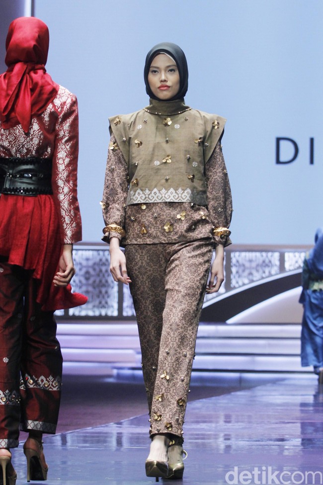 Fashion show Dian Pelangi memperagakan busana muslim dari songket Riau dengan tema Beauty In Diversity di Indonesia Sharia Economic Festival [ISEF] 2019, Jakarta Convention Center, Jakarta. Kamis [14/11/20109]. Foto: Mohammad Abduh/Wolipop