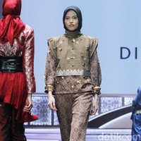 Fashion show Dian Pelangi memperagakan busana muslim dari songket Riau dengan tema Beauty In Diversity di Indonesia Sharia Economic Festival [ISEF] 2019, Jakarta Convention Center, Jakarta. Kamis [14/11/20109]. Foto: Mohammad Abduh/Wolipop