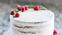 Kue ini dihasi krim yang tidak merata namun tetap terlihat cantik. Courtney menghiasnya dengan beberapa buah raspberry yang segar. Cantiknya! Foto: Instagram @cakebycourtney