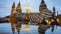 Di Mainz, Jerman, dekorasi pohon Natal terlihat sangat indah dengan ornamen lampu kelap-kelip. Frank Rumpenhorst/dpa via AP.