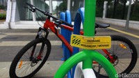 Parkir tersebut dibuat untuk memanjakan warga yang ingin bertransportasi menggunakan sepeda.