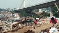 Warga Korban Gusuran Rumah Deret Tamansari Bandung Kumpulkan Puing Bangunan