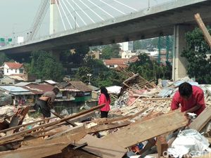 Warga Korban Gusuran Rumah Deret Tamansari Bandung Kumpulkan Puing Bangunan