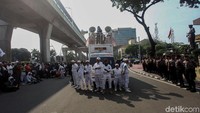 Terlihat massa juga membawa sebuah mobil komando. Massa yang terdiri atas laki-laki dan perempuan itu kompak berjalan kaki dan menutup sebagian Jalan Trunojoyo.