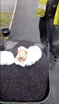 Pekerja Proyek Jalan Ini Memasak Pie dan Ayam Panggang Pakai Aspal Panas
