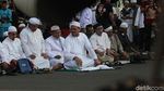 Tutup Jalan, Massa FPI Salat Ashar di Depan Mabes Polri