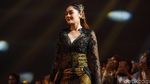 Sexy In Black! Penampilan Nella Kharisma dengan Gaun Batik