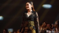 Wah, bagaimana penampilan Nella menurut Anda? Pool/Noel/detikFoto.