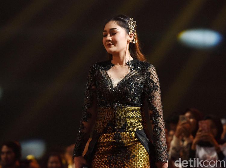 Sexy In Black! Penampilan Nella Kharisma dengan Gaun Batik