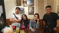 Begitulah pada momen yang satu ini. Berfoto bersama kru dari salah satu tv, Aida Saskia tampak sumringah duduk dengan hidangan minuman segar di atas meja. Foto: Instagram @aidasaskia.new