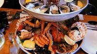 Mencicipi satu porsi besar seafood plater, Nadia Saphira membagikan fotonya di akun Instagram. Foto: Instagram @nadsap