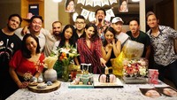 Diberi beragam kue, Ida nampak senang mendapat kejutan manis dari teman-temannya saat ulang tahun. Foto: Instagram idarhijnsburger