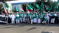 Pantauan detikcom, Jumat (13/12/2019), massa tiba sekitar pukul 13.40 WIB.