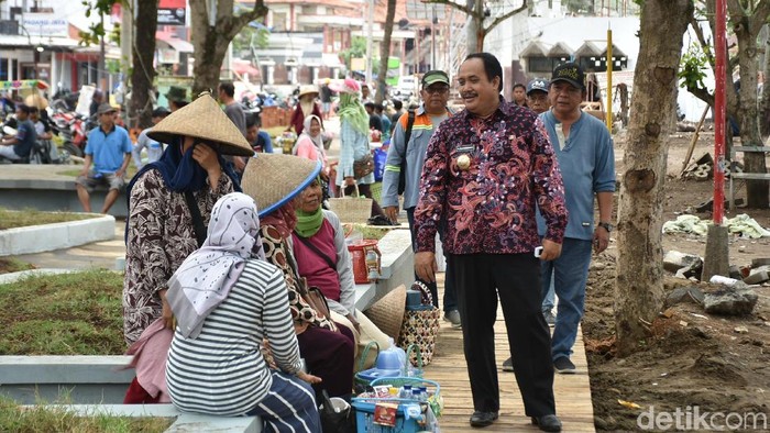 Bupati Pangandaran Jeje Wiradinata ngantor di pantai untuk menggenjot pembangunan pariwisata jelang akhir tahun.