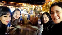 Berkumpul bersama para sahabat, Nadia Saphira mengabadikan momen saat menunggu makanan. Foto: Instagram @nadsap