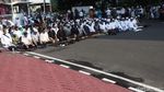 Tutup Jalan, Massa FPI Salat Ashar di Depan Mabes Polri
