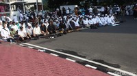 Salat ditunaikan di depan Mabes Polri, Jakarta.