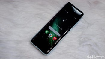 Layar di bagian depan berukuran 4,6 inch, menggunakan panel Super AMOLED dan terlindungi kaca Gorilla Glass. Foto: Adi Fida Rahman/detikINET