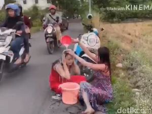 2 Wanita Seksi Kendarai Motor Sambil Keramas, Salah Satunya Pedangdut
