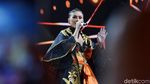 Kembali tampil di Indonesia, Agnez Mo Kenakan Batik