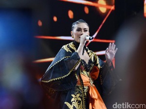 Agnez Mo Istirahat Nyanyi, Ini Sebabnya Pita Suara Bengkak Saat Flu